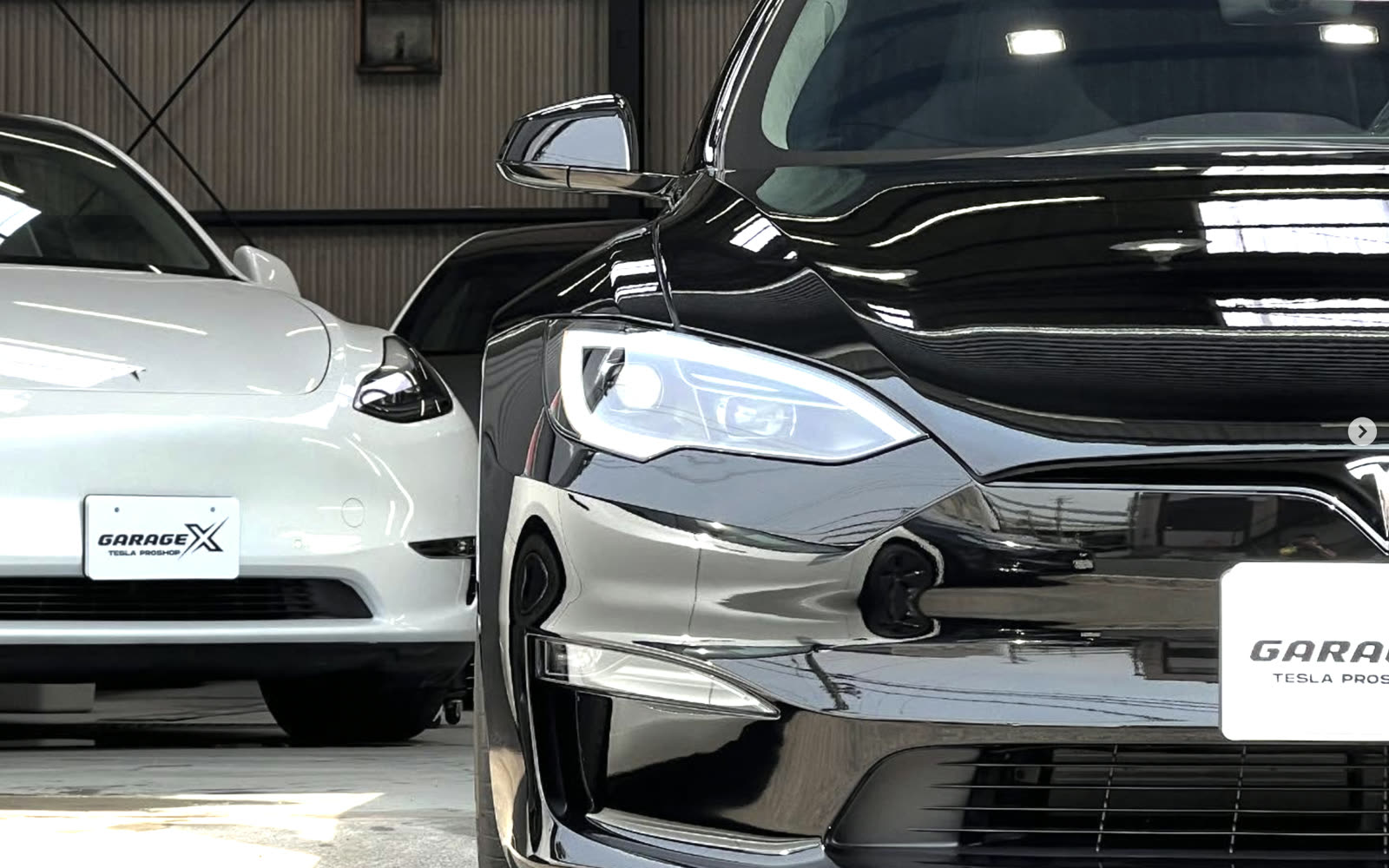 ファルコンウイングを開いたModel X